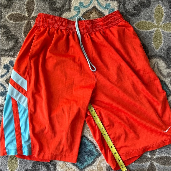 Men’s size L Nike basketball shorts - Picture 2 of 3